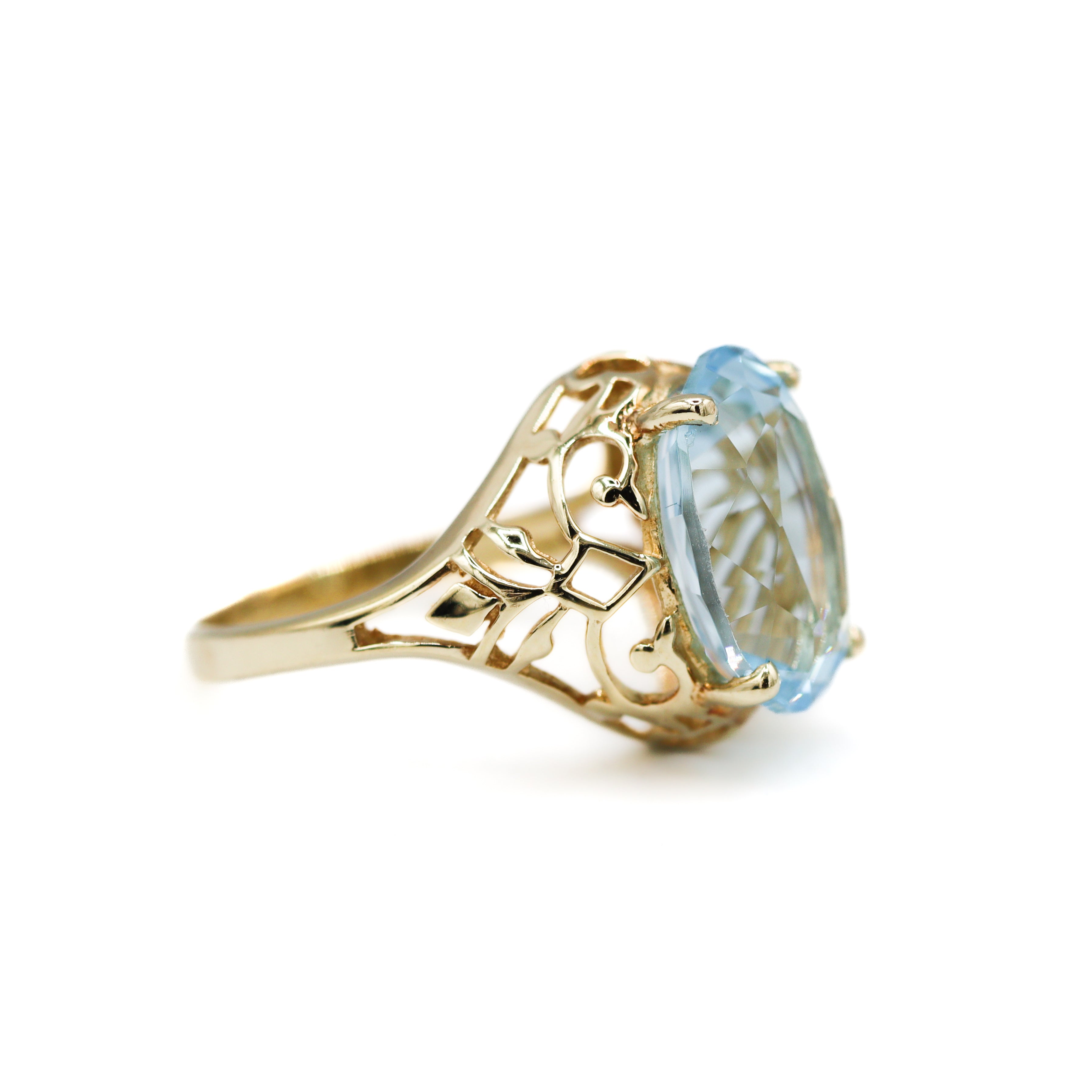 Estate Collection: 10K Yellow Gold Oval-Shaped Blue Topaz Vintage Floral Ring