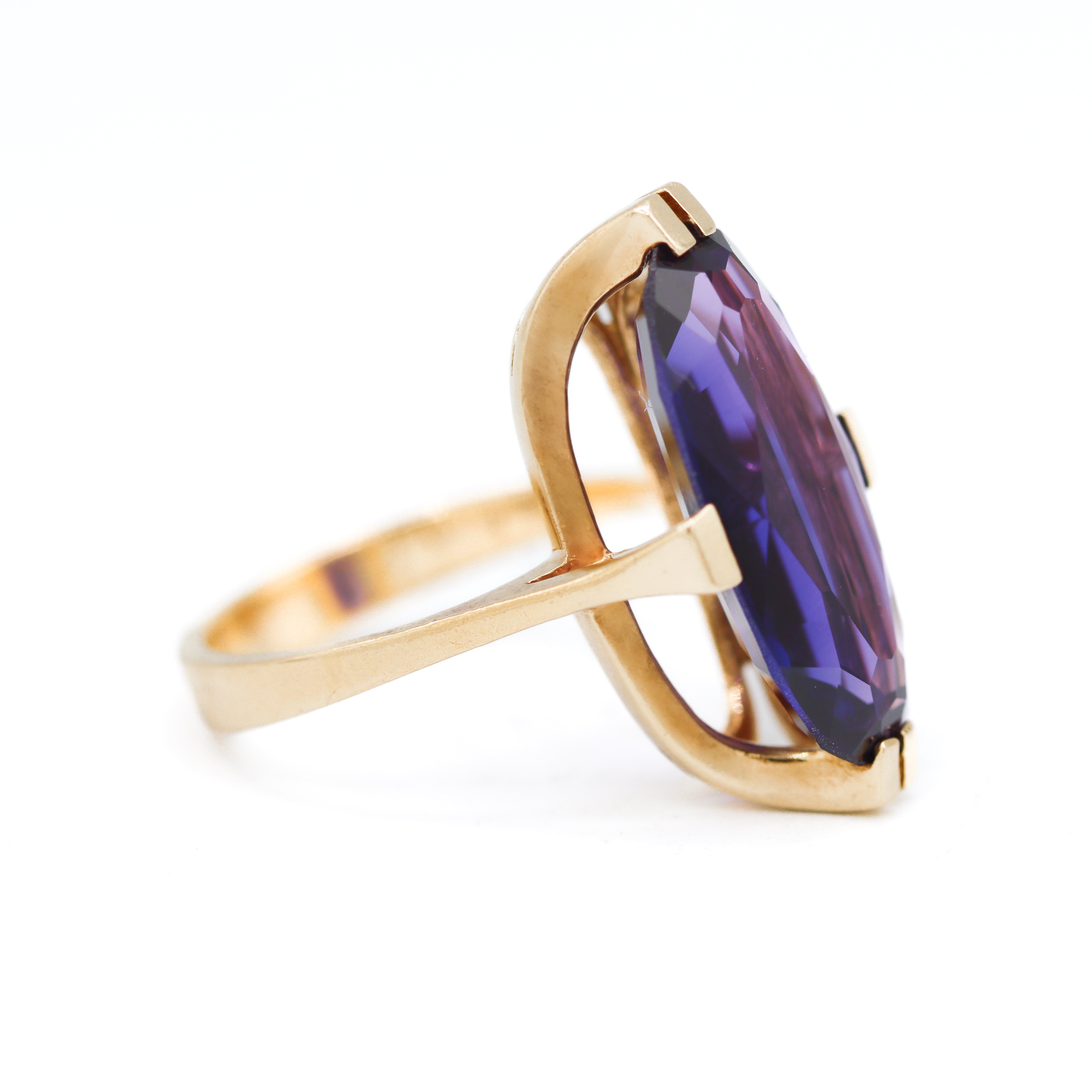 Side view Estate 14k yellow gold elongated oval amethyst ring