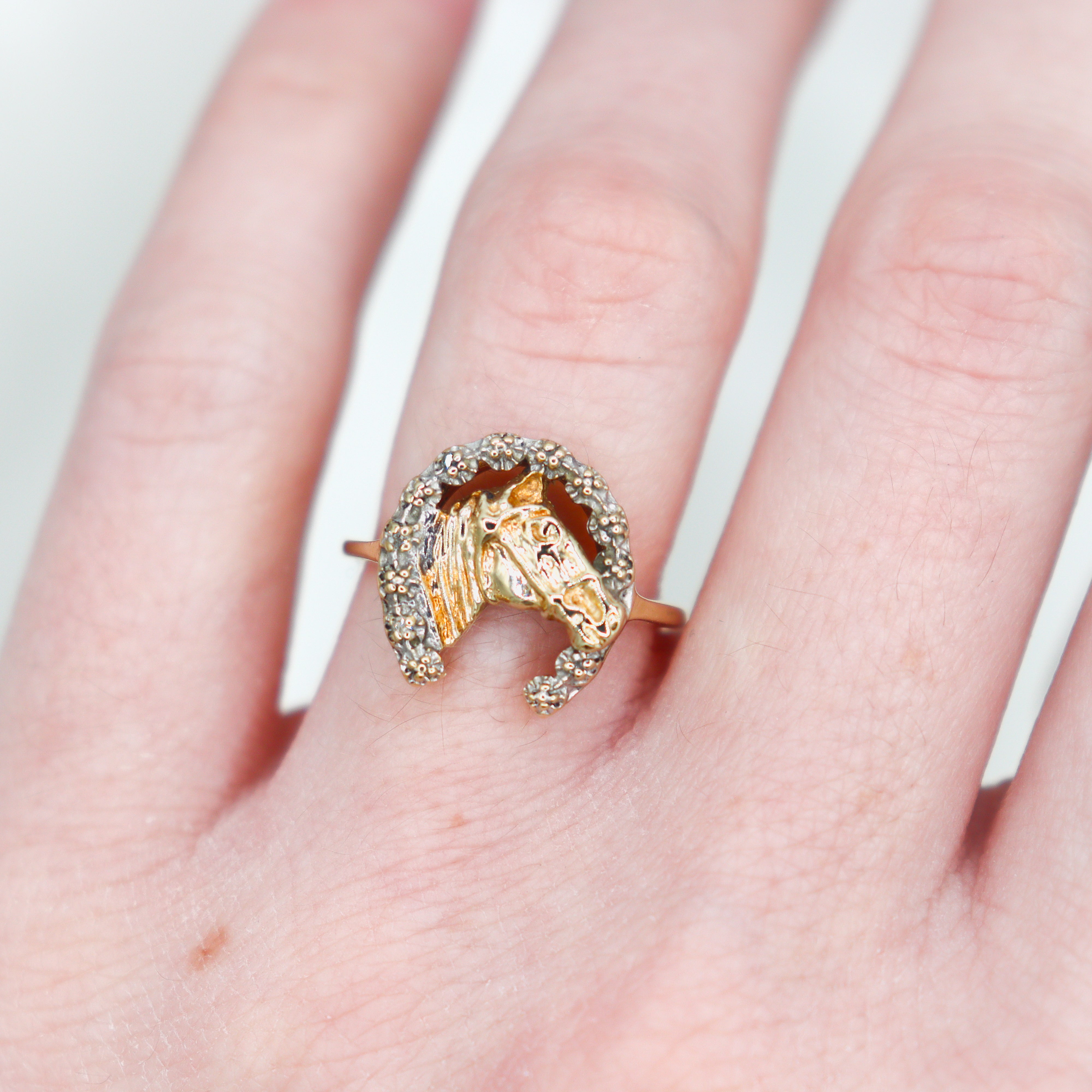 finger view estate 10k yellow gold horse and horseshoe ring