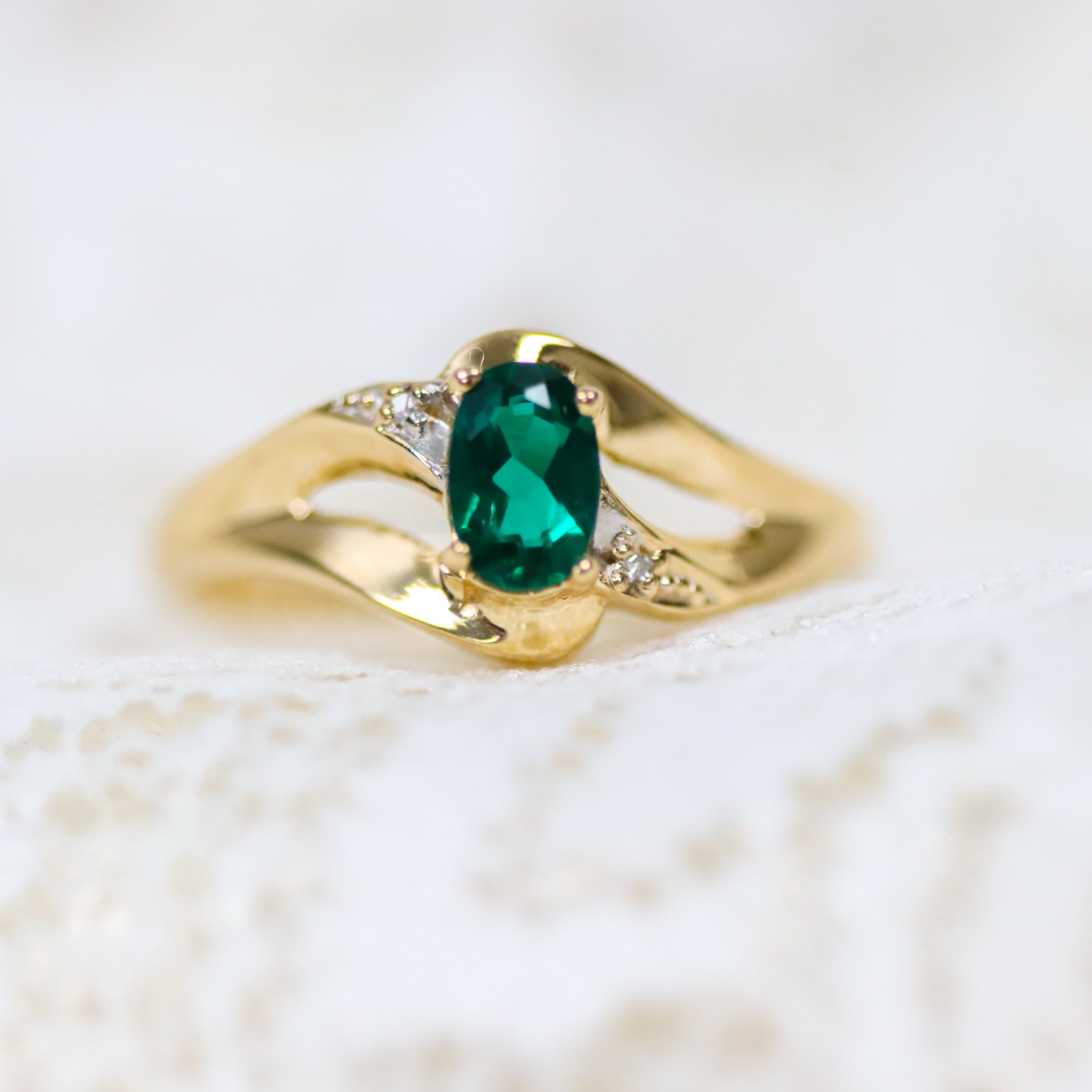 Estate Collection: 10K Yellow Gold Green Gemstone Swirl Ring