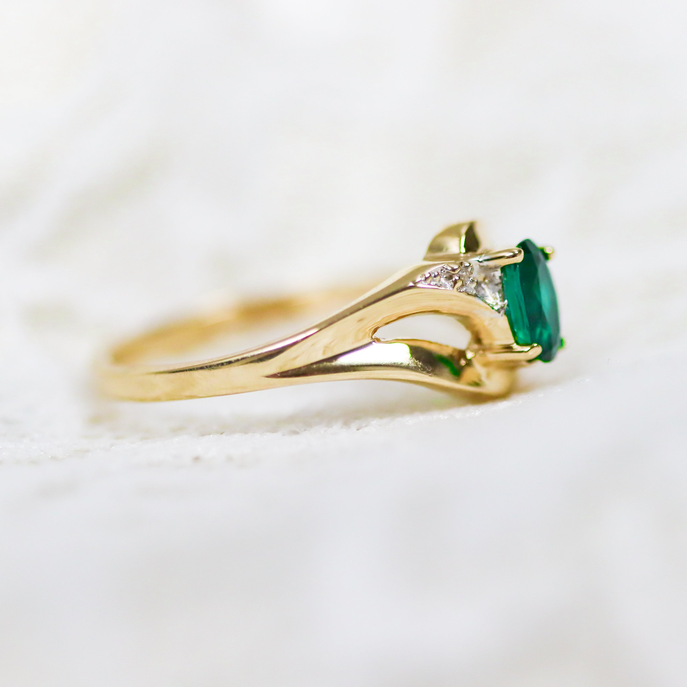 Estate Collection: 10K Yellow Gold Green Gemstone Swirl Ring