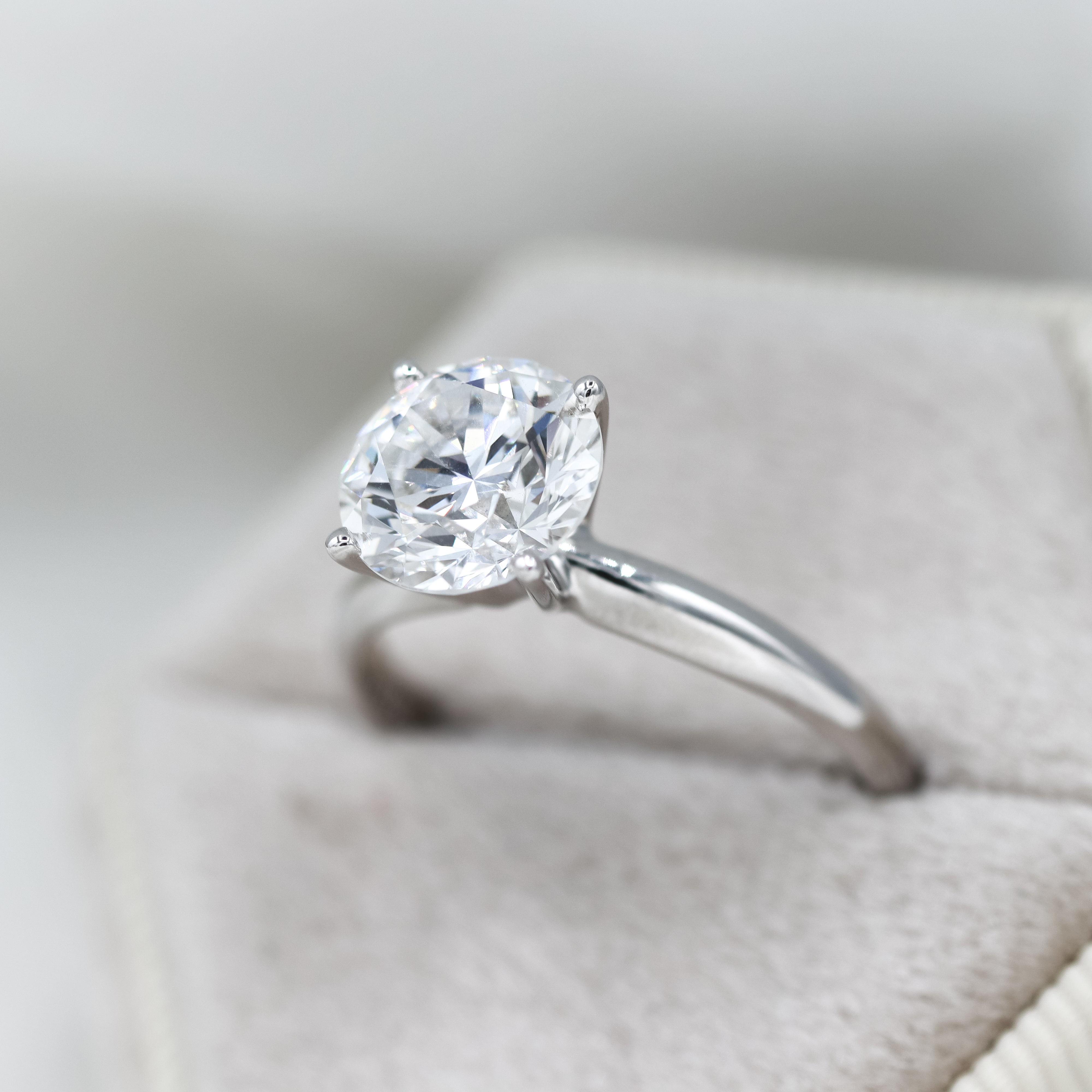 Round lab grown engagment ring