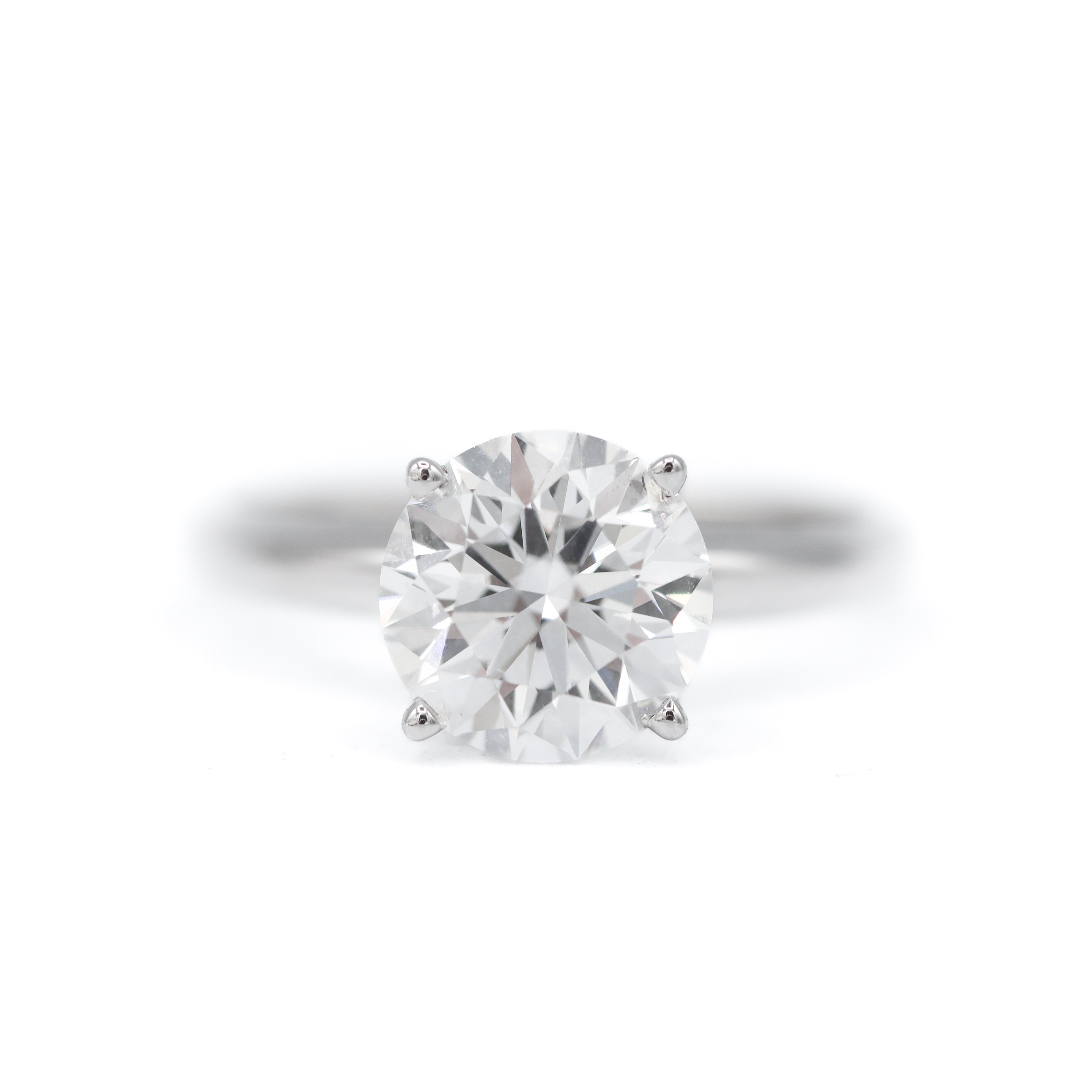 Lab grown round engagment ring