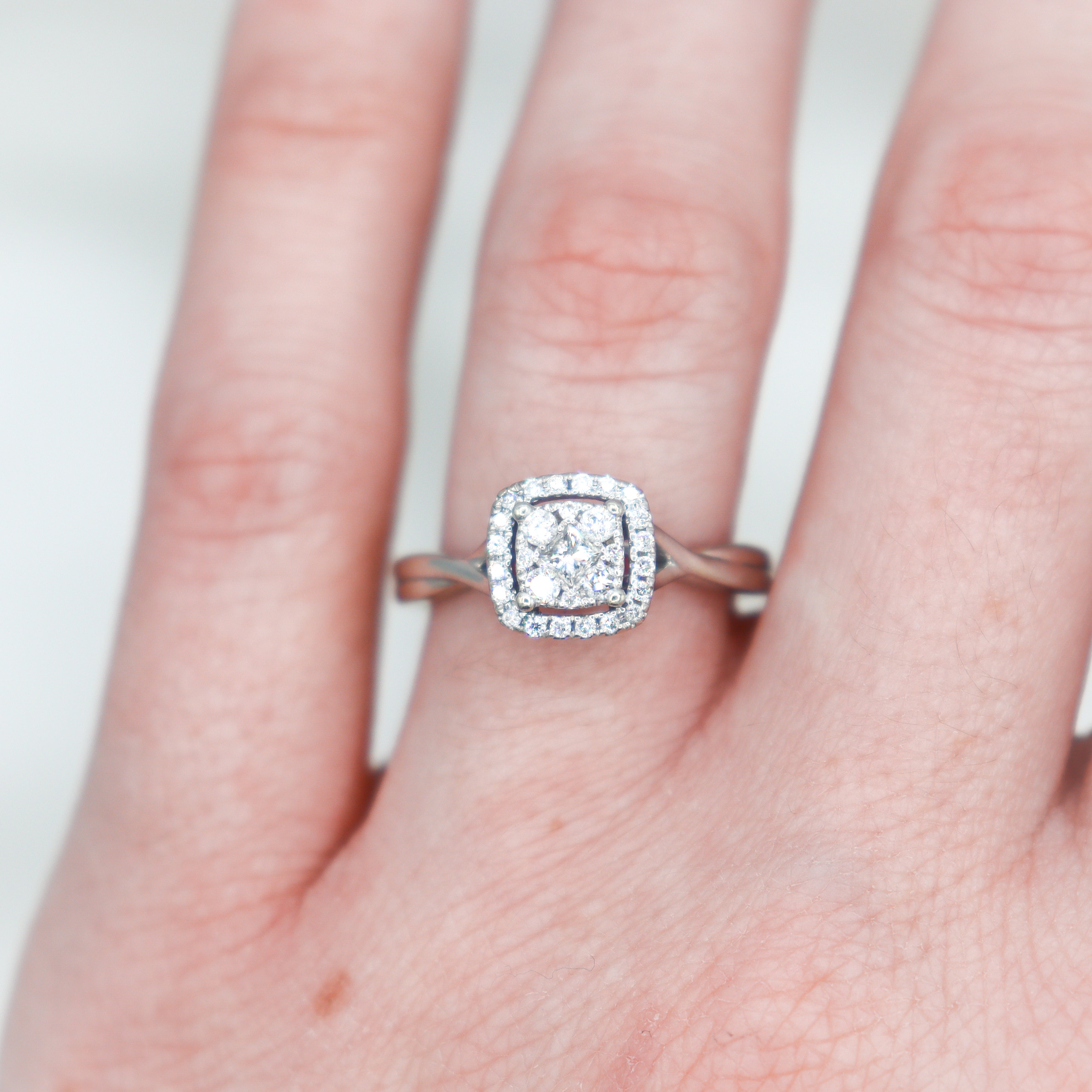 10k white gold .25ctw estate diamond halo engagement ring