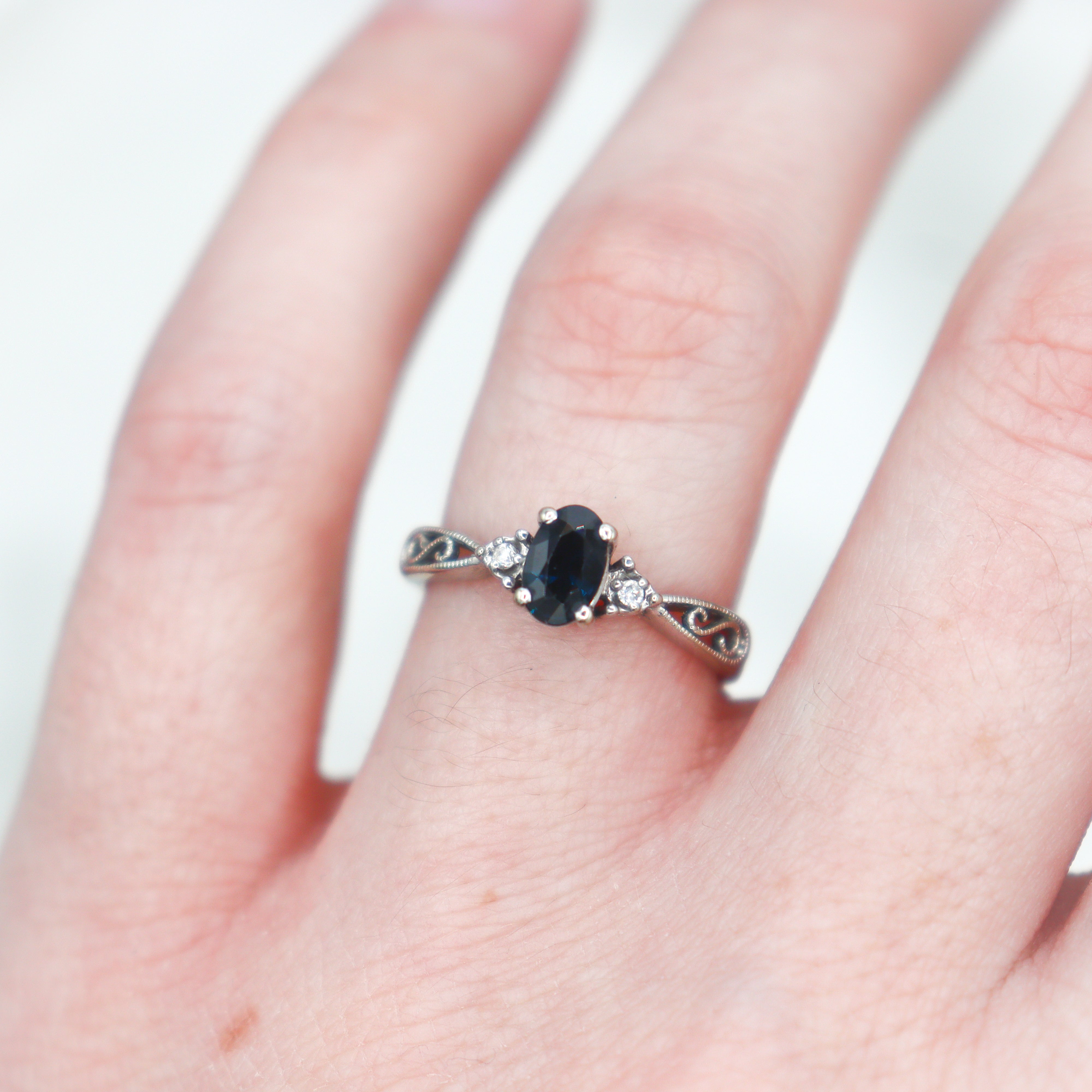 Estate 14k white gold Vintage Blue Sapphire ring