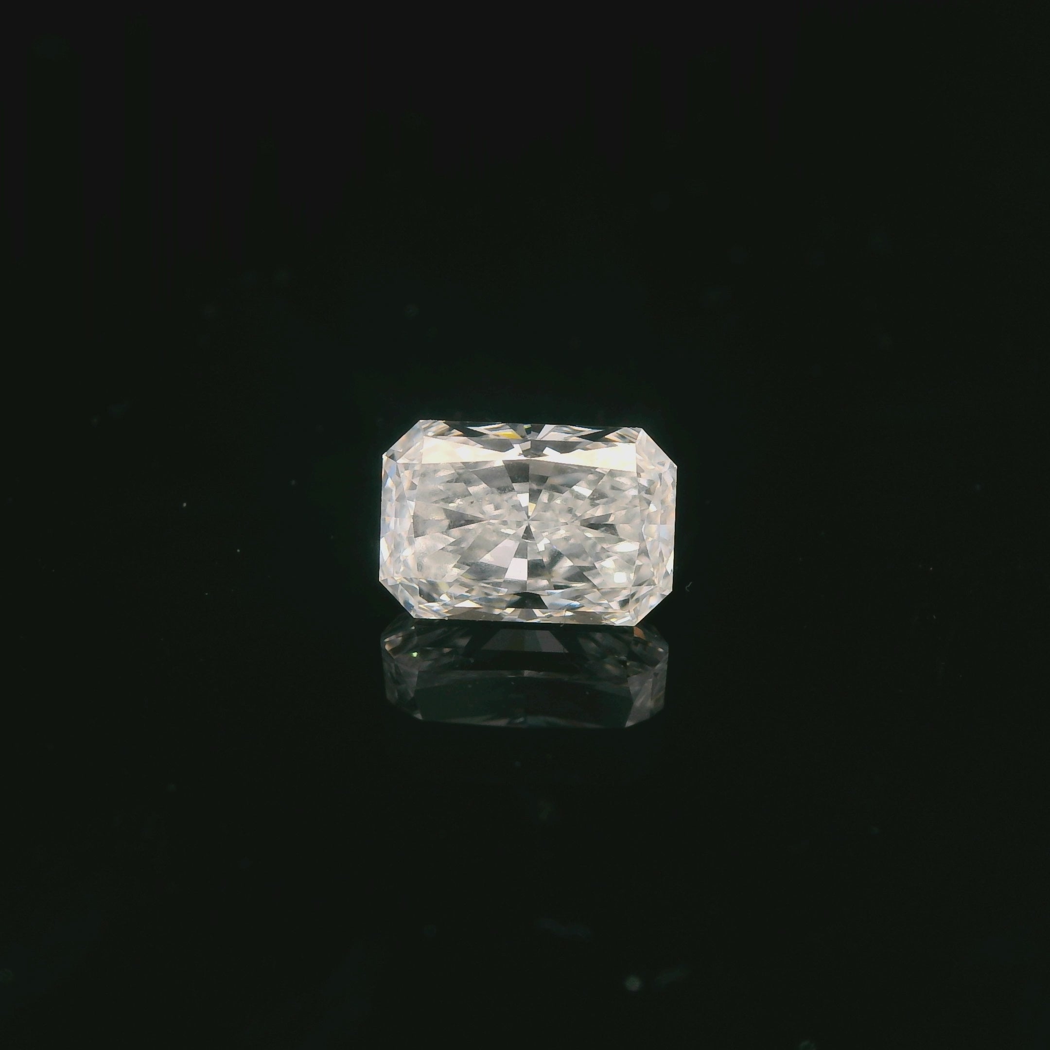 Video of 1.01CT Loose Radiant-Cut Natural Certified  Fireworks Diamond