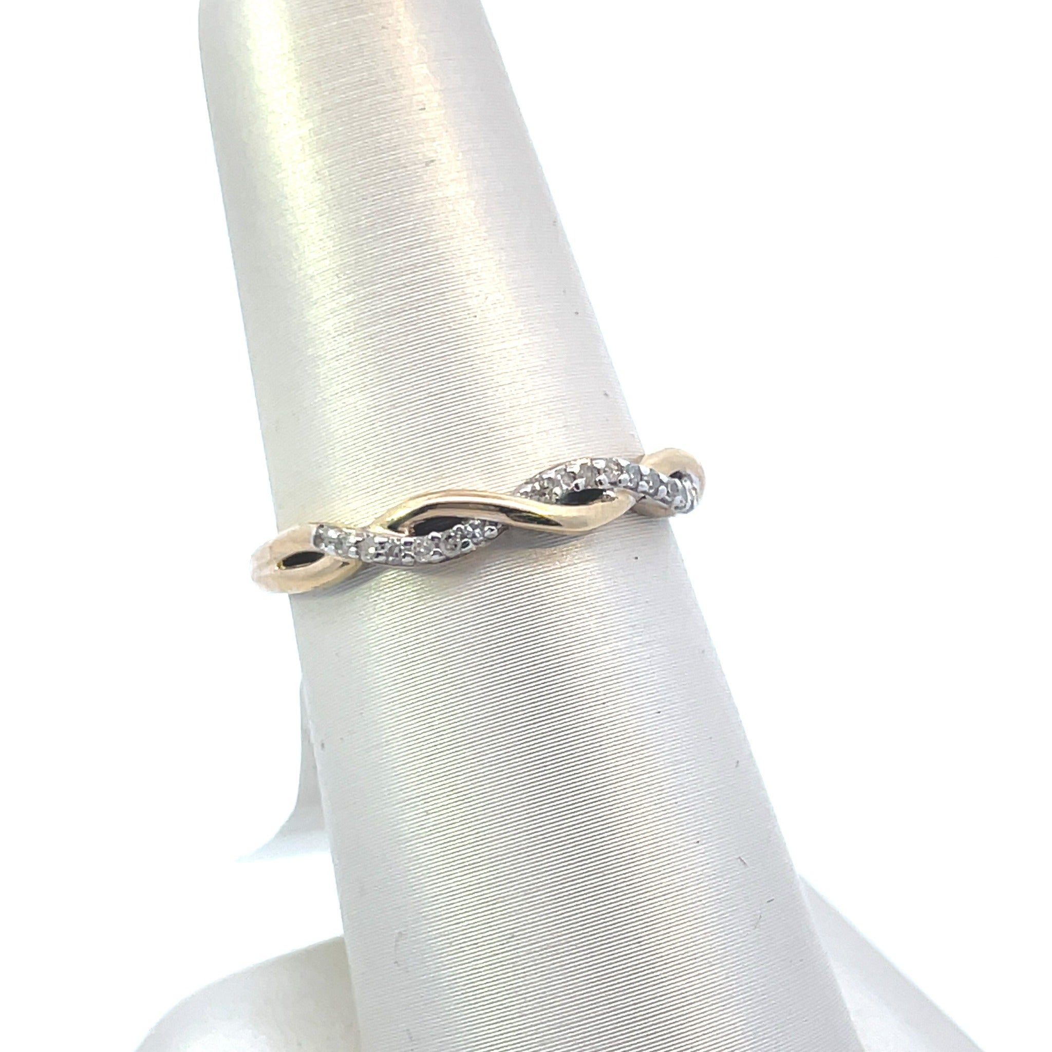 10K Yellow Gold 1/10CT. Diamond Twist Band