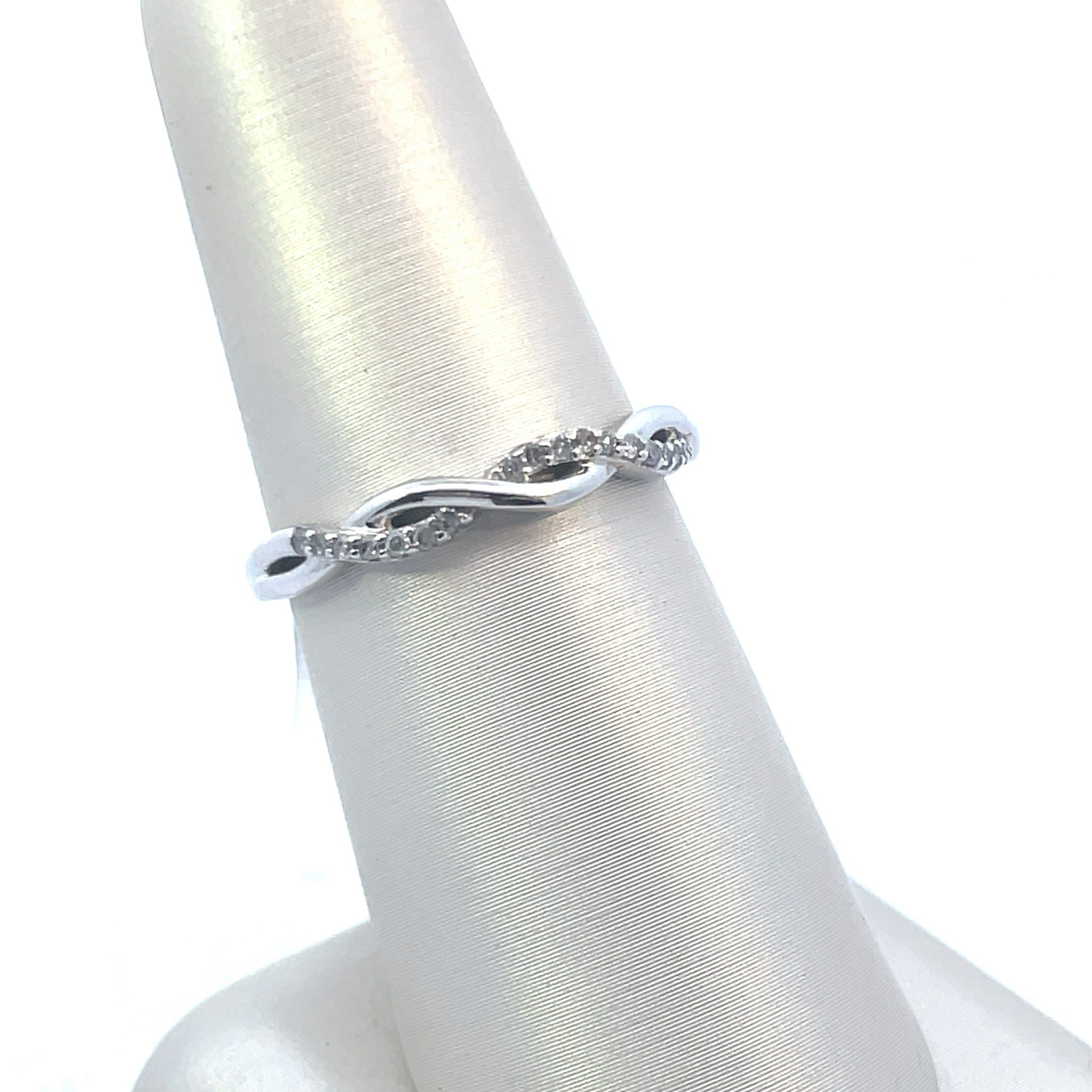 10K White Gold 1/10CT. Diamond Twist Band