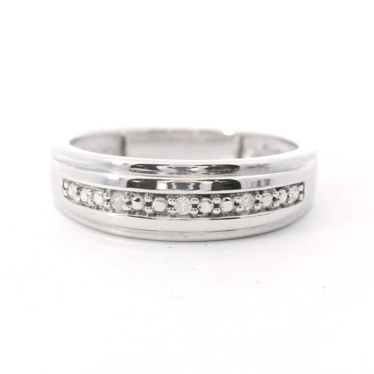 Front view of 14K White Gold Men's 0.11CTW. Diamond Wedding Band on white background.