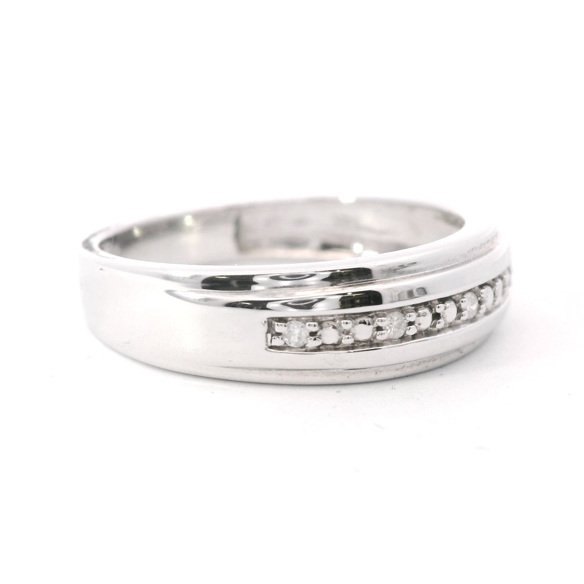 Side view of 14K White Gold Men's 0.11CTW. Diamond Wedding Band on white background.