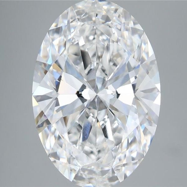 Face-up view of a 5.58-carat oval brilliant lab-grown diamond with E color and VVS2 clarity, IGI LG685525963.