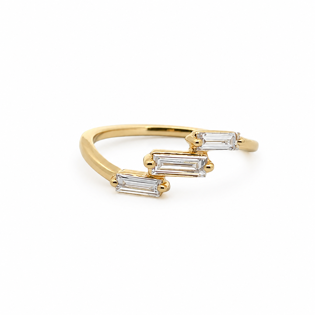 14k yELLOW GOLD DIAMOND RING ON A WHITE BACKGROUND 