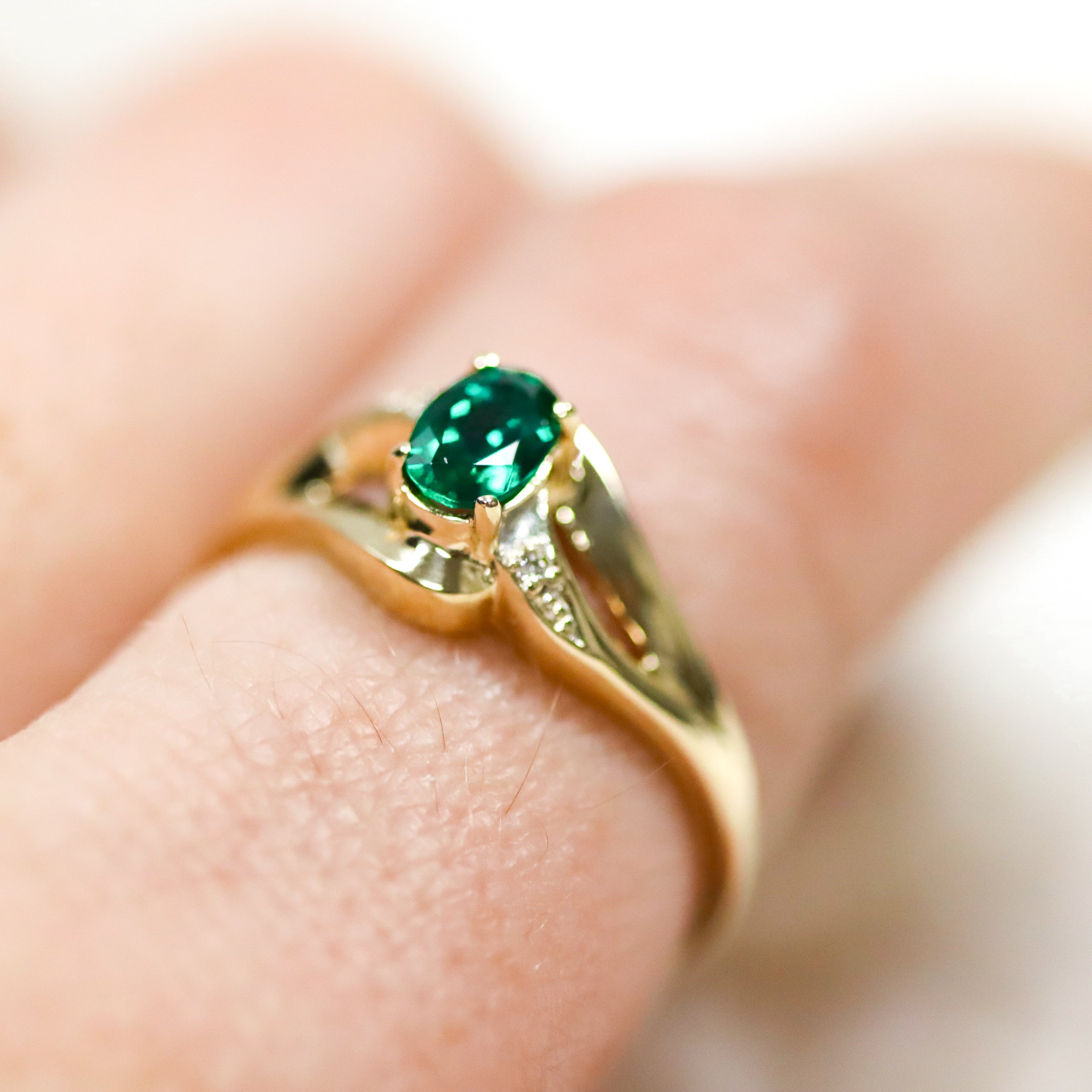 Estate Collection: 10K Yellow Gold Green Gemstone Swirl Ring
