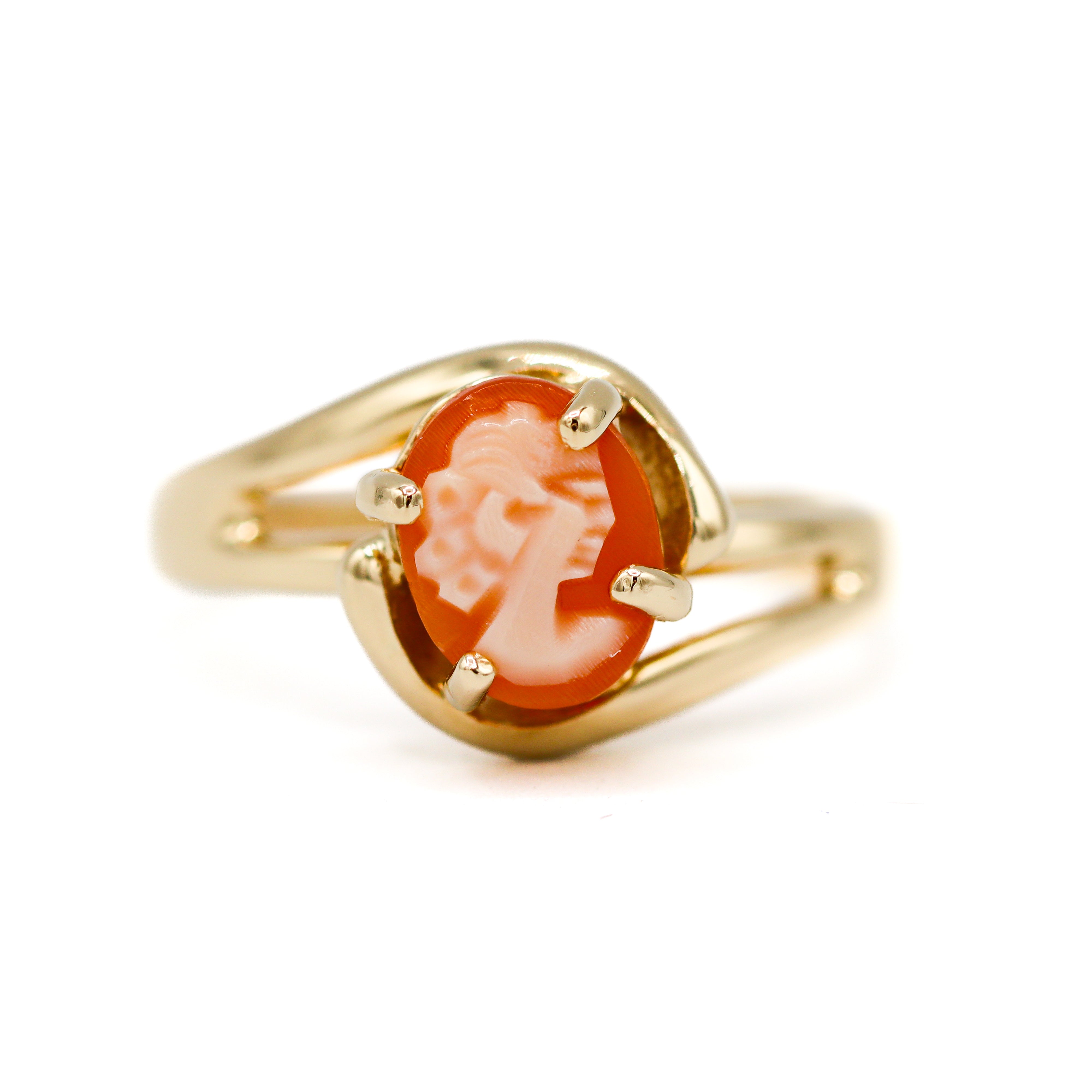 Estate Collection: 14K Yellow Gold Orange Shell Cameo Oval Fashion Ring