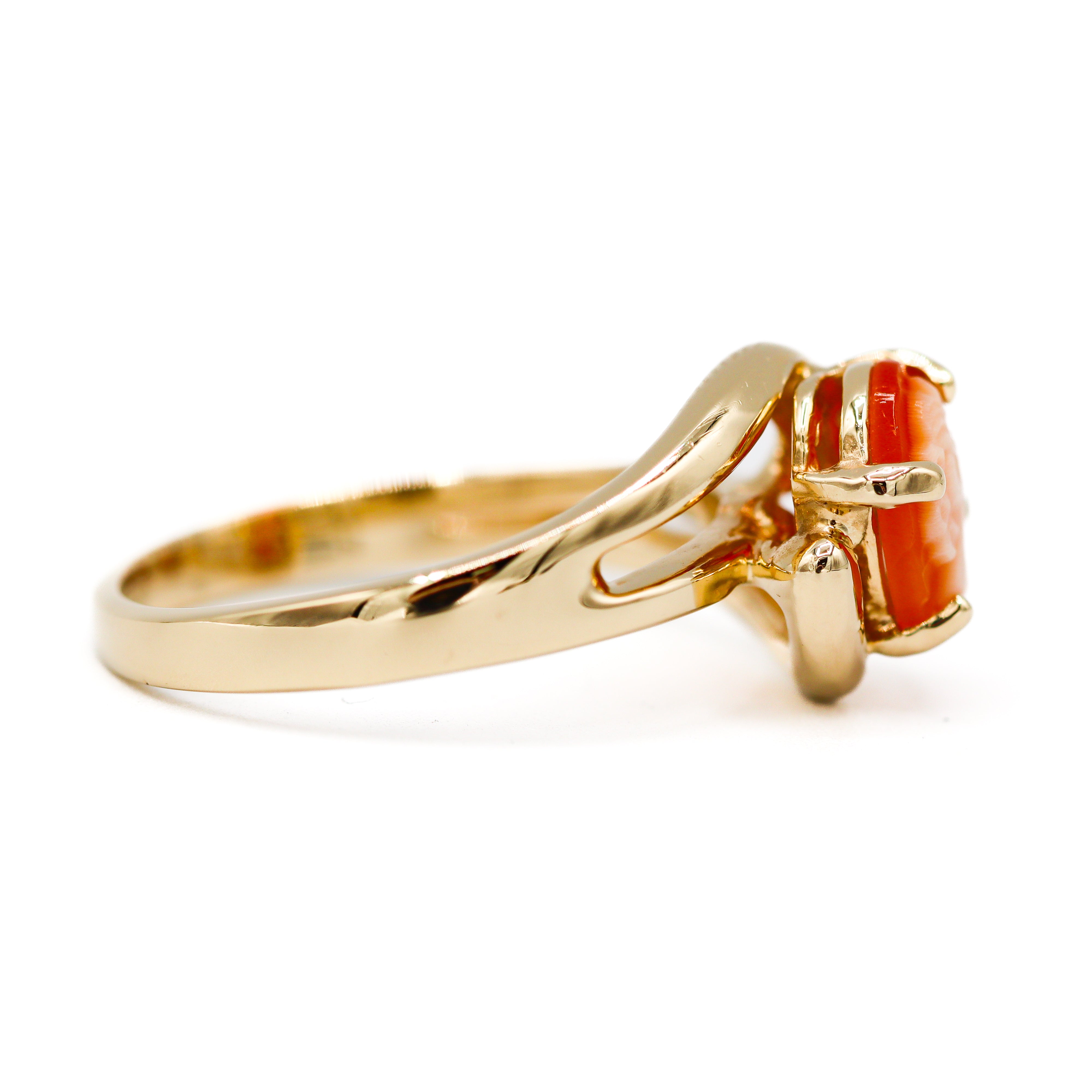 Estate Collection: 14K Yellow Gold Orange Shell Cameo Oval Fashion Ring