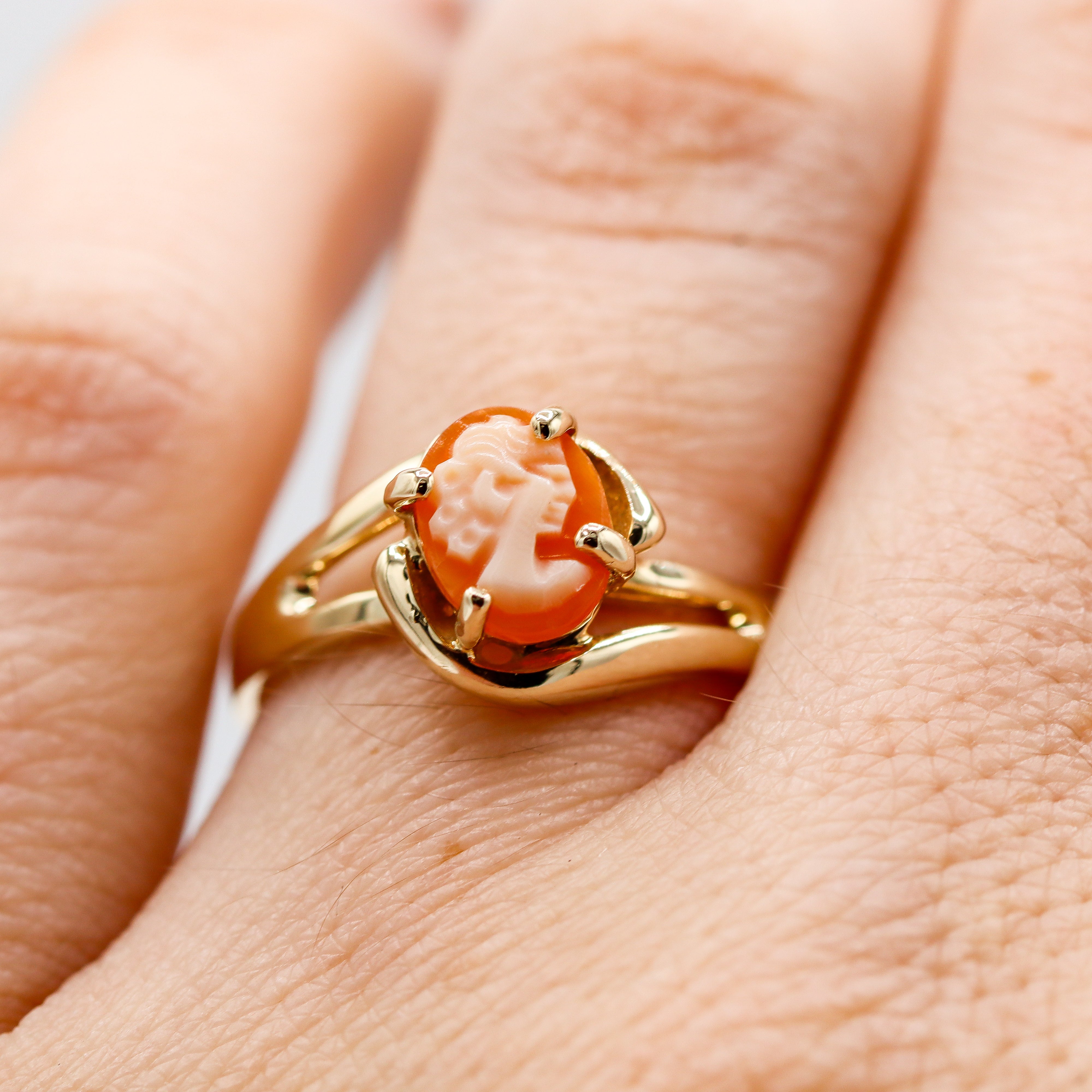 Estate Collection: 14K Yellow Gold Orange Shell Cameo Oval Fashion Ring