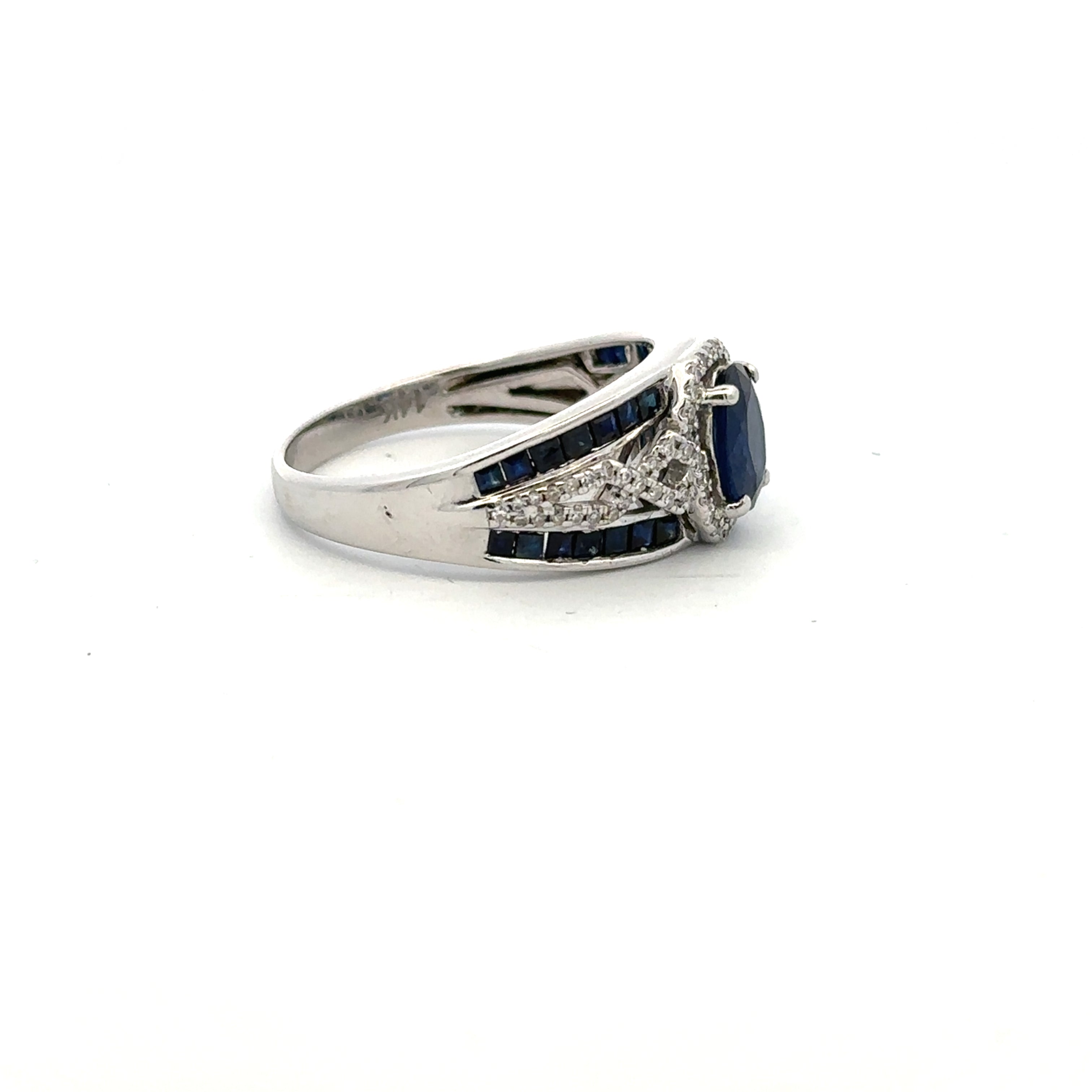 BACK VIEW ON SAPPHIRE RING ON WHITE BACKGROUND 